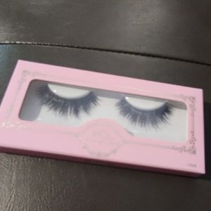 New in box House of Lashes 'knockout'